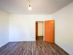 Zimmer - Sonnige 3‑Zimmer Wohnung mit Loggia und Parkplatz! – Grünblick, separate Küche&nbsp;uvm.