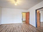 Wohnzimmer - Attraktive 3‑Zimmer-​Wohnung mit Gemeinschaftsgarten und Parkplatz