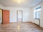 Wohnzimmer - Attraktive 3‑Zimmer-​Wohnung mit Gemeinschaftsgarten und Parkplatz