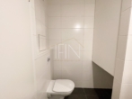 Badezimmer mit Toilette, Badewanne & Waschmaschinenanschluss - Erstbezug! 2‑Zimmer Gartenwohnung mit Garagenplatz und Gemeinschaftsdachterrasse