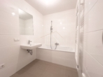 Badezimmer mit Wanne - Sonnige 2‑Zimmer Neubauwohnung mit Balkon & Fernblick