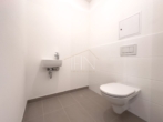 Toilette mit Handwaschbecken - Sonnige 2‑Zimmer Neubauwohnung mit Balkon & Fernblick