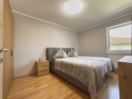 OG: Schlafzimmer 1 - Familientraum mit Garten – Sonniges Zuhause mit Charme