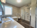 OG: Badezimmer - Familientraum mit Garten – Sonniges Zuhause mit Charme