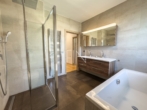 OG: Badezimmer - Familientraum mit Garten – Sonniges Zuhause mit Charme