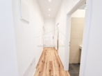 Vorzimmer Blick Eingangsbereich - Anleger aufgepasst! Stylische 1‑Zimmer-​Altbauwohnung im 3. Liftstock zu verkaufen – befristet vermietet!