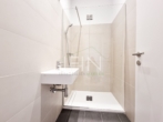 Badezimmer mit Dusche - Anleger aufgepasst! Stylische 1‑Zimmer-​Altbauwohnung im 3. Liftstock zu verkaufen – befristet vermietet!