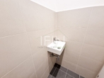 Toilette - Anleger aufgepasst! Stylische 1‑Zimmer-​Altbauwohnung im 3. Liftstock zu verkaufen – befristet vermietet!