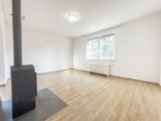 Wohnzimmer - Helle 2‑Zimmer-​Wohnung mit Gartennutzung