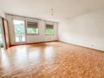 Wohnzimmer - 4‑Zimmer-​Wohnung mit Balkon und Gemeinschaftsgarten