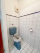 Toilette - 4‑Zimmer-​Wohnung mit Balkon und Gemeinschaftsgarten