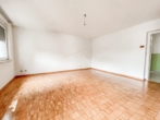 Wohnzimmer - 4‑Zimmer-​Wohnung mit Balkon und Gemeinschaftsgarten