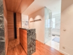 Ankleideraum mit begehbaren Schrank - Stephansdom im Blick – Exklusive Designerresidenz im Herzen Wiens