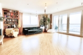 Wohnzimmer - Traumaussicht! Loggia-Wohnung mit vielen Extras – Fernblick – Pool – Sauna – Fitness!