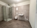 Badezimmer mit Toilette - Sonnenterrasse & Wohnkomfort! 2‑Zimmer Wohnung mit Klimaanlage und Terrasse