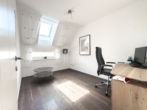 Zimmer 3-Home Office Bereich - Großzügige Paarwohnung mit Dachterrasse-zentral gelegen-eigener KFZ Stellplatz-grandioser Fernblick