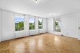 Wohnzimmer - Wohntraum am Schafberg – Lichtdurchflutete Wohnung mit Loggia