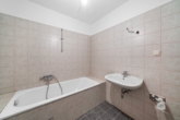 Badezimmer - Wohntraum am Schafberg – Lichtdurchflutete Wohnung mit Loggia