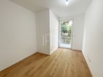 OG Schlafzimmer 2 mit Balkon - Noble 3‑Zimmer Erstbezug Maisonett-Wohnung mit Garten, Balkon und Garage in Döblinger Bestlage