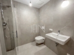 OG Badezimmer mit Dusche und WC - Noble 3‑Zimmer Erstbezug Maisonett-Wohnung mit Garten, Balkon und Garage in Döblinger Bestlage