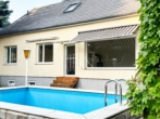 Ansicht Ausgang Wohnzimmer, Pool - Charmantes Einfamilienhaus mit Garten, Pool & Terrasse