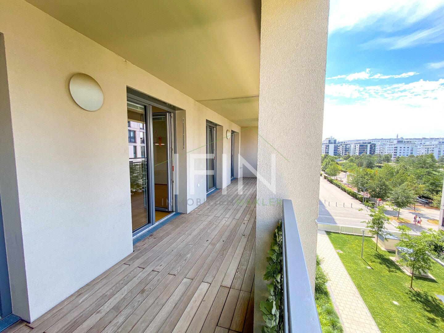 Süd-westliche Loggia mit Parkblick
