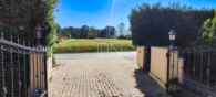 Einfahrt - Rarität – moderne Villa – 2.711 m² großer Grund, Weinkeller, Sauna uvm.