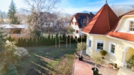 Vorgarten - Rarität – moderne Villa – 2.711 m² großer Grund, Weinkeller, Sauna uvm.