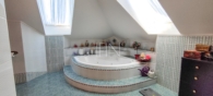 Badezimmer Obergeschoss - Rarität – moderne Villa – 2.711 m² großer Grund, Weinkeller, Sauna uvm.