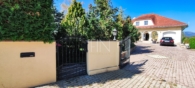 Eingang + Einfahrt - Rarität – moderne Villa – 2.711 m² großer Grund, Weinkeller, Sauna uvm.