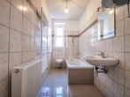 Badezimmer - Attraktive 3‑Zimmer-​Wohnung mit Gemeinschaftsgarten und Parkplatz