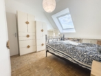 Schlafzimmer - 3‑Zimmer DG Wohnung mit XL Dachterrasse und Weitblick!