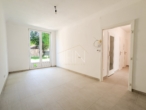 Zimmer 1, ca. 15,90 m² - BIETERVERFAHREN! Wohnglück mit Garten & Pool – 3‑Zimmer-Rückzugsort zum Ankommen und Wohlfühlen