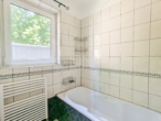 Badezimmer mit Fenster zum Garten - BIETERVERFAHREN! Wohnglück mit Garten & Pool – 3‑Zimmer-Rückzugsort zum Ankommen und Wohlfühlen