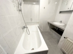 Bad mit Badewanne - Altbauflair trifft modernes Wohngefühl – Stilvolle 3‑Zimmer-Wohnung mit Stuckdecken & Lichtdesign