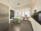 Küche mit Essbereich - Altbauliebe trifft Wiener Klassik – 124m² Stil und Eleganz im 4. Bezirk