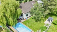 Luftaufnahme - Mehrfamilienhaus mit separaten Eingängen, großem Garten und Pool (Nähe Bahnhof Silberwald)!