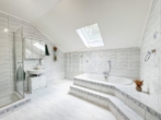 Badezimmer mit Dusche und Badewanne - Mehrfamilienhaus mit separaten Eingängen, großem Garten und Pool (Nähe Bahnhof Silberwald)!