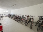 Fahrradraum - Moderne, sonnige 3‑Zimmer-​Wohnung mit 50m² Dachterrasse