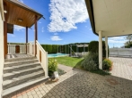 Einfahrt - Einfamilienhaus mit Pool, Wellness & großem Garten in Hennersdorf