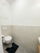 Toilette mit Handwaschbecken - Ihr Wohnglück im Grünen – Stylische 3‑Zimmer-​Wohnung mit Balkon!