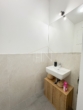 Toilette mit Handwaschbecken - Ihr Wohnglück im Grünen – Stylische 3‑Zimmer-​Wohnung mit Balkon!