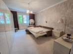 Schlafzimmer - Pärchentraum! 2‑Zimmer-​Wohnung mit Grünblick in Langenzersdorf zu verkaufen