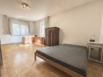 1. Stock: Schlafzimmer - Grünblick. Lage. Potential. – Haus in begehrter Wohngehend am Wiener Stadtrand!