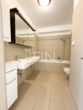 Badezimmer - Familienfreundliche 3‑Zimmer Wohnung mit Loggia zum Innenhof, Fitnessraum und Sauna!