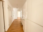 Vorzimmer - Familienfreundliche 3‑Zimmer Wohnung mit Loggia zum Innenhof, Fitnessraum und Sauna!