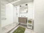 UG: Badezimmer mit Dusche und Toilette - Familienfreundlich & Modern – Maisonette mit Weitblick über Wien und Loggia!